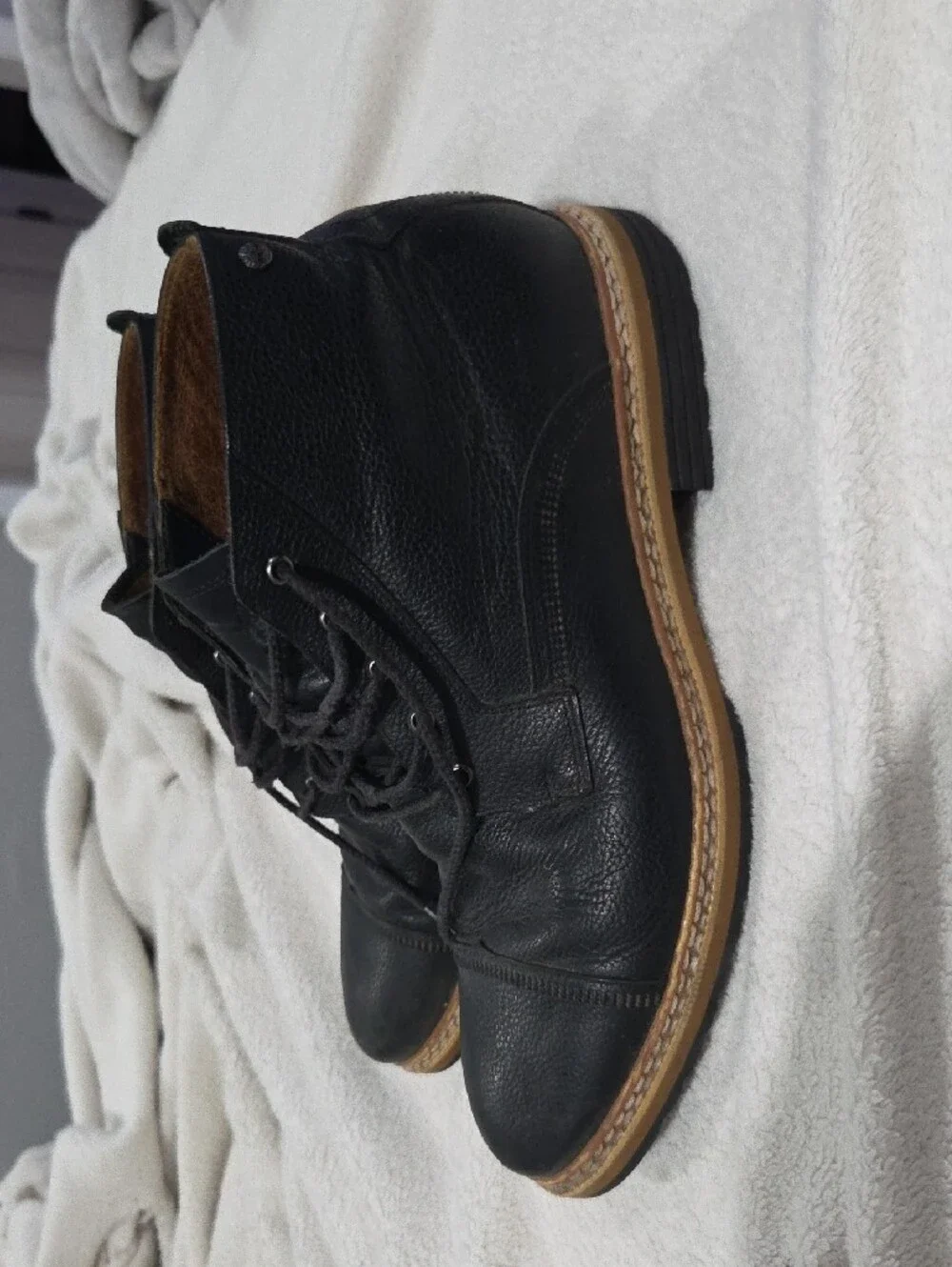 Timberland Black Leather Chukka Boots with Tan Welt